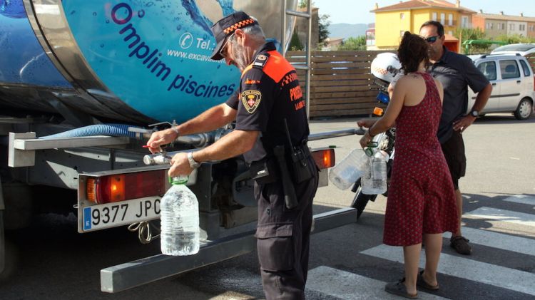 Veïns anant a buscar aigua al camió cisterna a la Bisbal © ACN. ACN