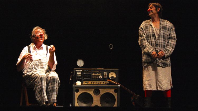 El pallasso Tortell Poltrona i el cantant Albert Pla en l'espectacle d'avui a l'Acústica © ACN