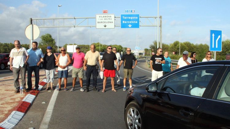 Un cotxe aturat davant dels manifestants que impedeixen l'accés a la C-32 © ACN