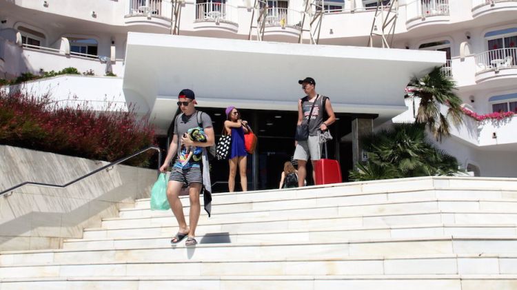 Turistes abandonant l'hotel clausurat Marina Sand (arxiu) © ACN