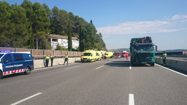 Unitats d'emergències treballant en un accident a l'autopista (arxiu)