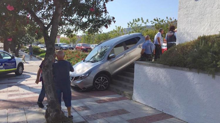 El cotxe clavat després d'intentar baixar les escales © Kilian Soler