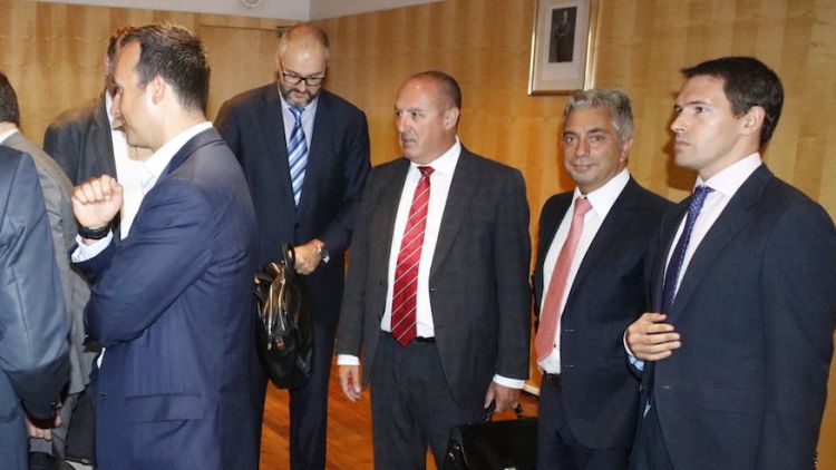 A la dreta, el director general de TP Ferro després que no s'hagi pogut fer la junta de creditors al jutjat mercantil de Girona © ACN