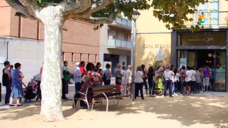 Cua de ciutadans esperant per votar a l'Ajuntament de Salt © ACN