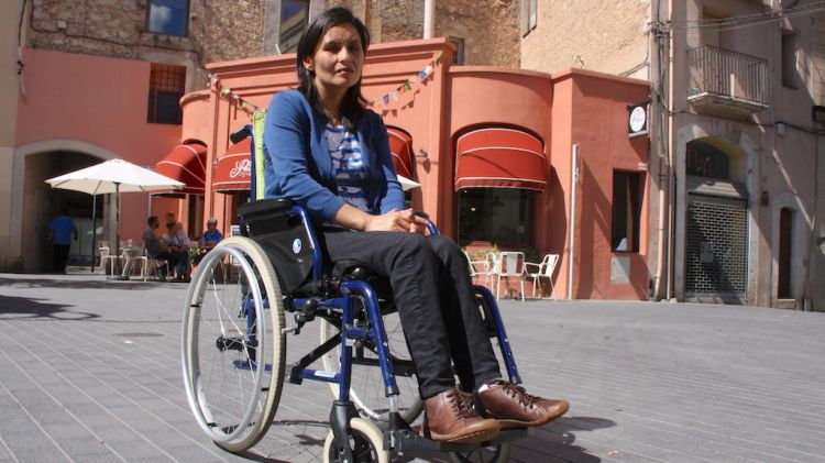 Felicidad en cadira de rodes al centre de Figueres (arxiu) © ACN