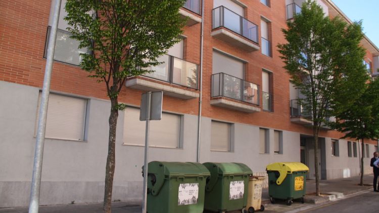 El bloc dels 28 pisos que la Generalitat i l'Ajuntament d'Olot han comprat per destinar-los a lloguer social © ACN