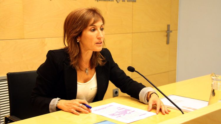 La tinenta d'alcalde d'Hisenda, Maria Àngels Planas, presentant les modificacions de les ordenances fiscals © ACN