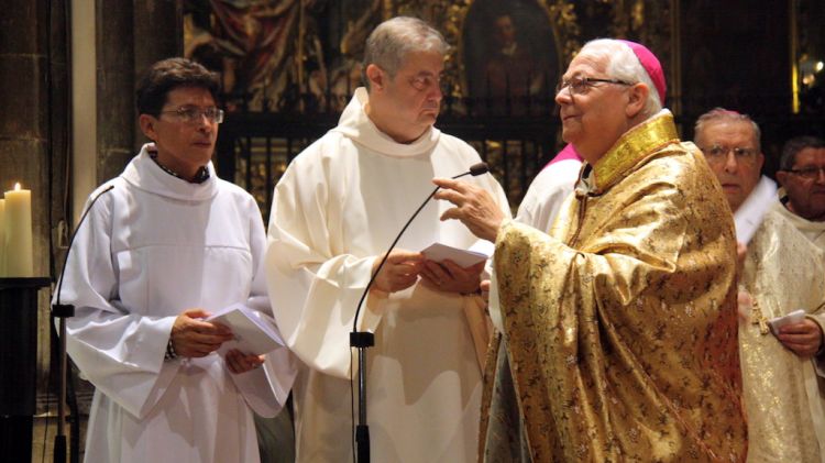 El bisbe de Girona, Francesc Pardo, i darrere els nous diaques permanents © ACN