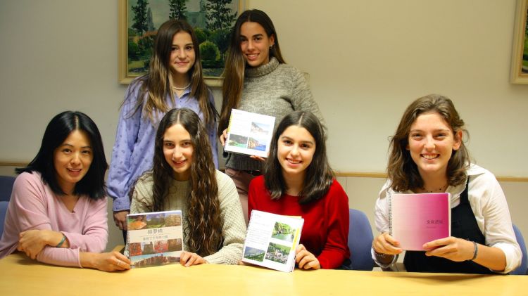 El grup d'alumnes de la Salle Girona que han fet la guia, amb la professora que els ha ajudat © ACN