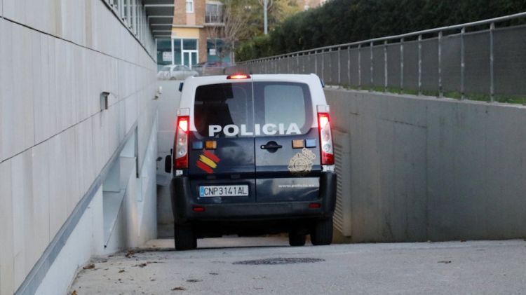 Un vehicle policial amb els detinguts entrant a l'aparcament dels Jutjats de Figueres © ACN