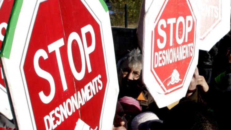 Detall d'uns cartells de la PAH demanant 'Stop desnonaments' (arxiu) © ACN
