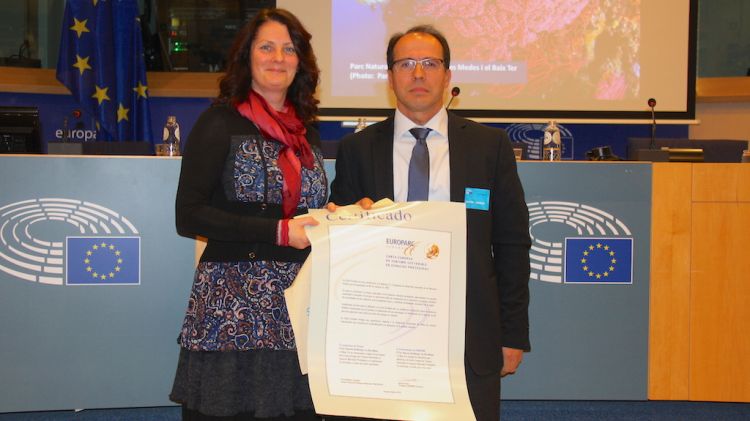 Narcís Coll recull la Carta Europea de Turisme Sostenible de la mà de Carol Ritchie © ACN