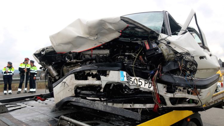 Estat en què ha quedat el Volkswagen Golf en què viatjaven els dos ferits crítics © ACN