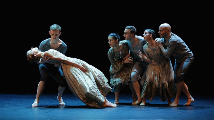 22 ballarins i una vuitantena de músics s'uneixen en aquest ballet © Olivier Houeix