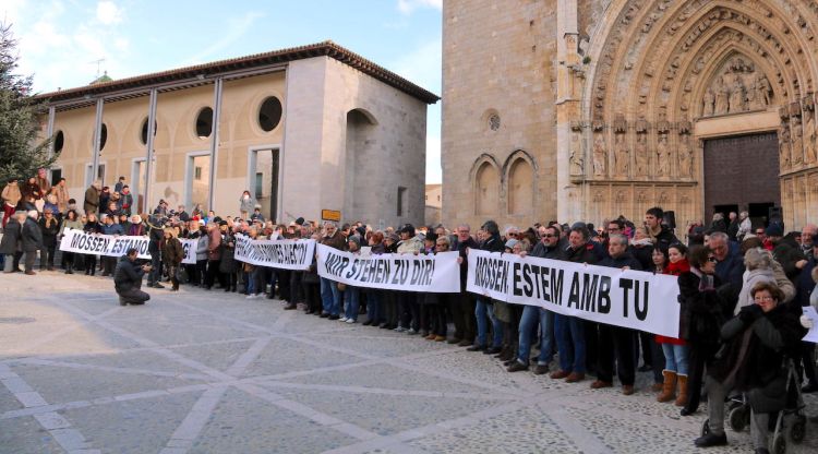 Els concentrats davant la Basílica de Santa Maria amb pancartes de suport al mossèn © ACN. ACN