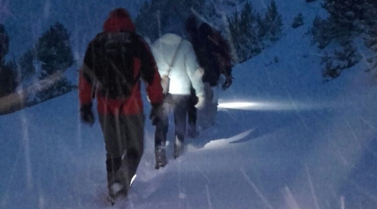Els Bombers de la Generalitat han acompanyat la família que s'havia quedat encallada per la neu © Bombers