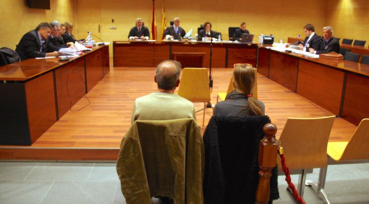 Els responsables del geriàtric de Figueres acusats d'estafar un ancià, durant el judici © ACN