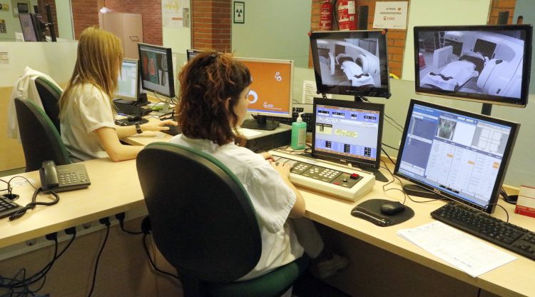 Professionals monitoritzant radioteràpia a l'ICO de Girona. ACN