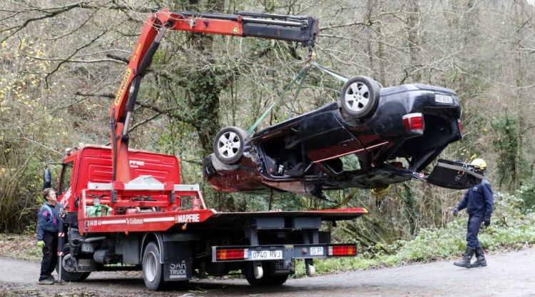 La grua carregant el vehicle accidentat a Susqueda el 7 de desembre passat. ACN