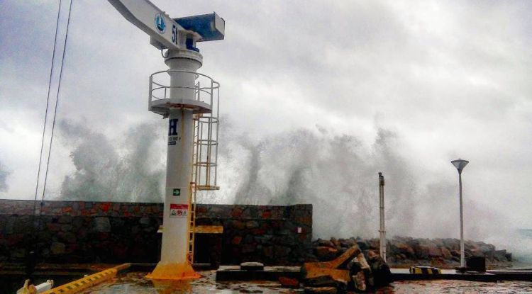 Les onades picant al port de Fornells (Begur). @lua_aligue