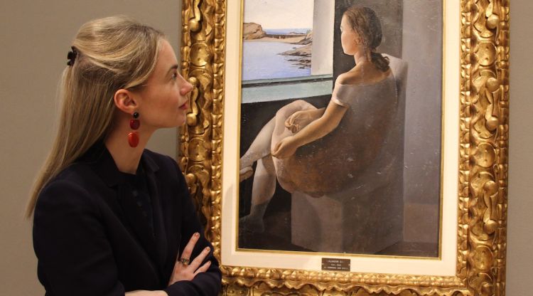 India Phillips, de la casa de subhastes Bonhams de Londres, es mira el quadre de Dalí. ACN