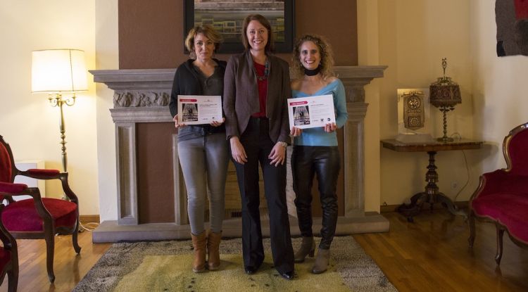 La guanyadora del primer premi, Mònica Nierga i l'alcaldessa amb la germana de Raquel Hernández. Aj. de Girona