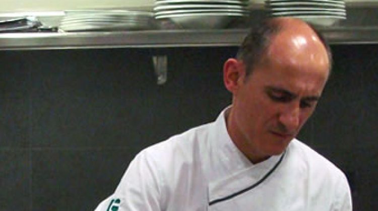 Paco Pérez (dreta) treballant a la cuina del seu restaurant © Miramar.cat