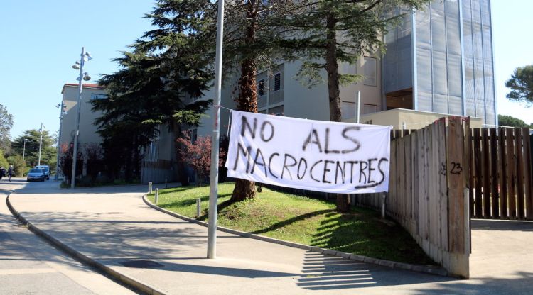 Exterior del centre de la Misericòrdia de Girona -on anirà el nou centre d'acollida- amb una pancarta en contra del "macrocentre", aquest 17 de març de 2017. ACN