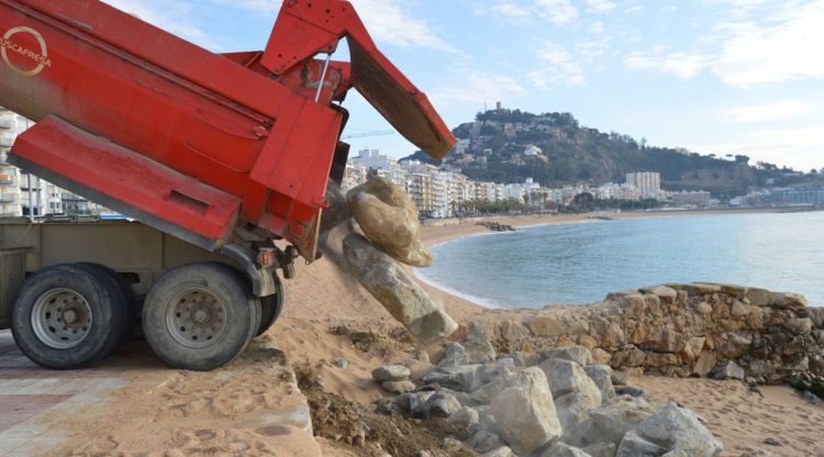 Un camió deixant roques a la platja Sa Palomera de Blanes