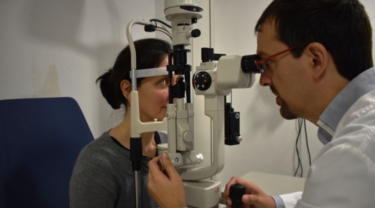 Una pacient en una consulta d'oftalmologia al Santa Caterina de Salt. ACN