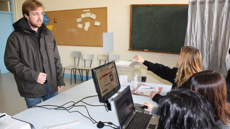 Els votants a la Bisbal d'Empordà han vist com s'introduïa el seu DNI a l'ordinador © ACN