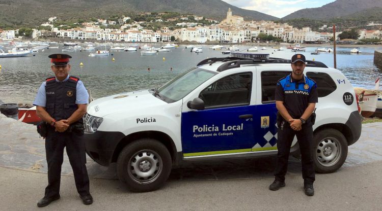 Una patrulla mitxa formada per un agent dels Mossos d'Esquadra de Roses i un policia local de Cadaqués. ACN
