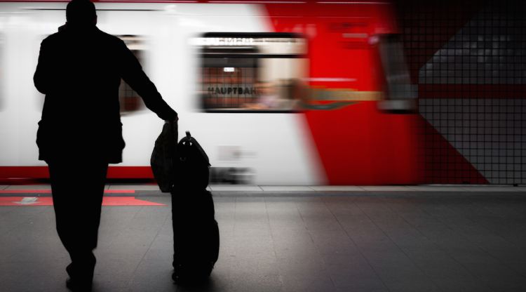 Un viatger esperant el seu tren. Marco Nürnberger (Instagram)