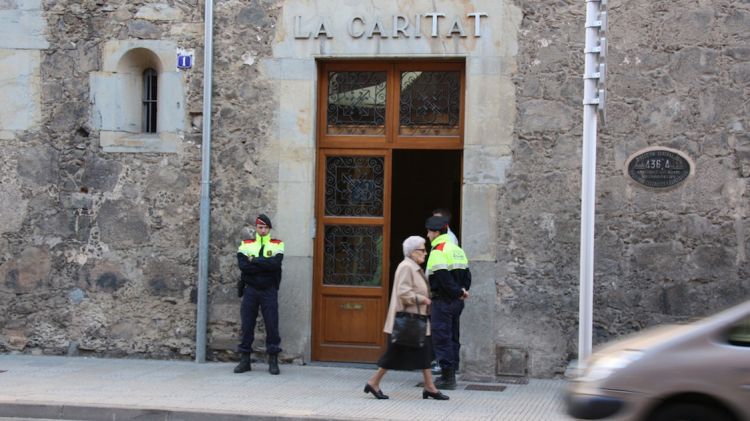Els mossos custodiant l'entrada al geriàtric © AG