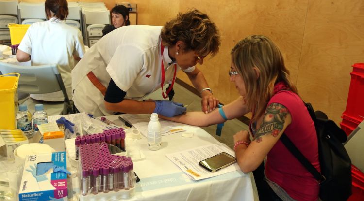 Una infermera extraient la mostra de sang a una de les donants (arxiu). ACN