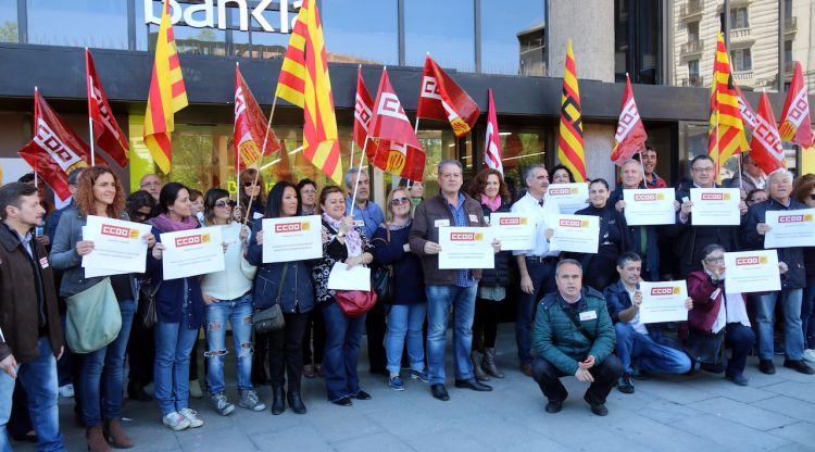 Membres de CCOO durant una manifestació davant la seu de Bankia el 2017. ACN