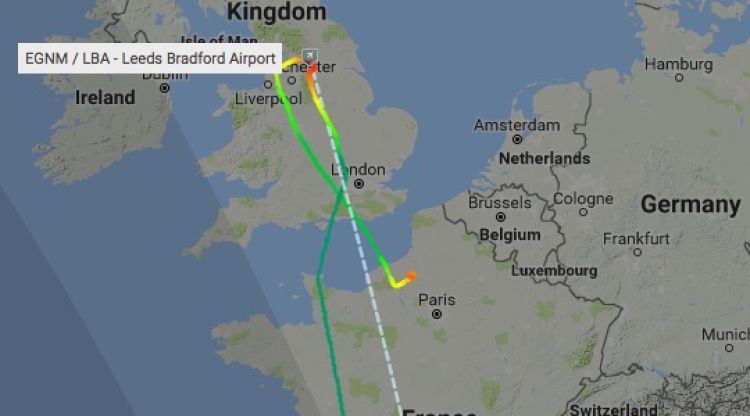El vol amb la ruta marcada, desviat a París. RadarBox