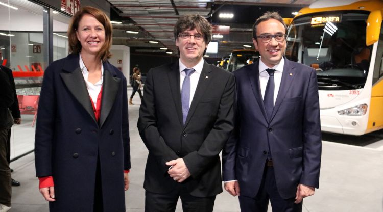 Marta Madrenas amb Carles Puigdemont, ahir a la inauguració de la nova estació d'autobusos. ACN
