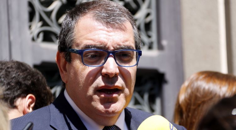 El conseller d'Interior, Jordi Jané, atenent els mitjans de comunicació aquest matí. ACN
