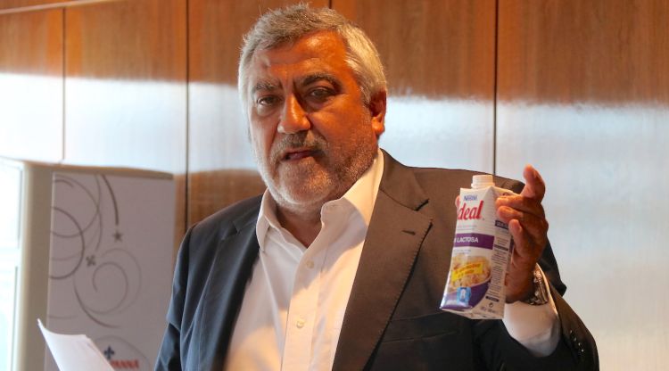 El director general de Nestlé, Laurent Dereux, mostrant un producte de la companyia. ACN
