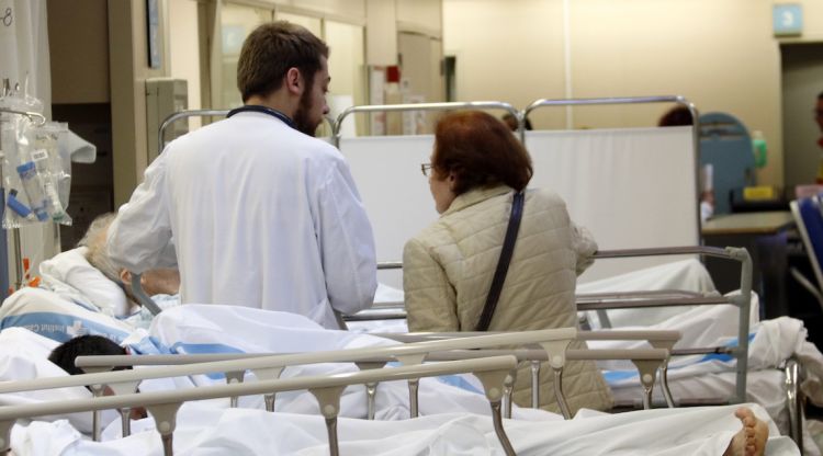Un metge atenent un pacient amb la companyia d'un familiar a l'Àrea d'Urgències Mèdiques de la Vall d'Hebron de Barcelona. ACN