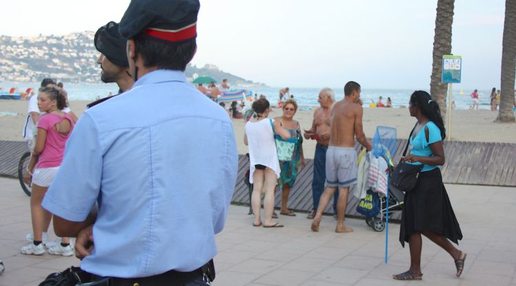 Agents dels Mossos vigilant el top manta a Roses el 2011. ACN