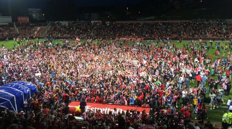 El camp ha patit una invasió de seguidors al finaltizar. Girona FC