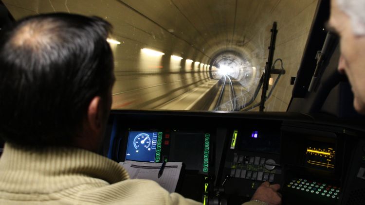 El TAV creuant el túnel del Pertús en el viatge inaugural © ACN