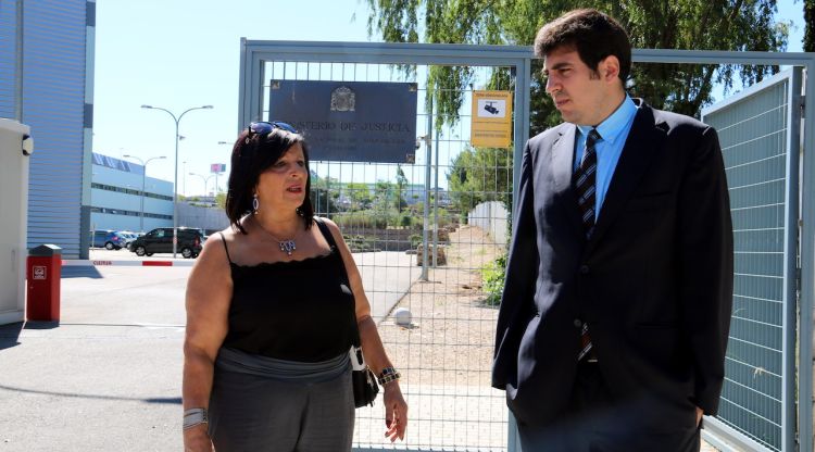 Pilar Abel acompanyada del seu advocat a Madrid. ACN