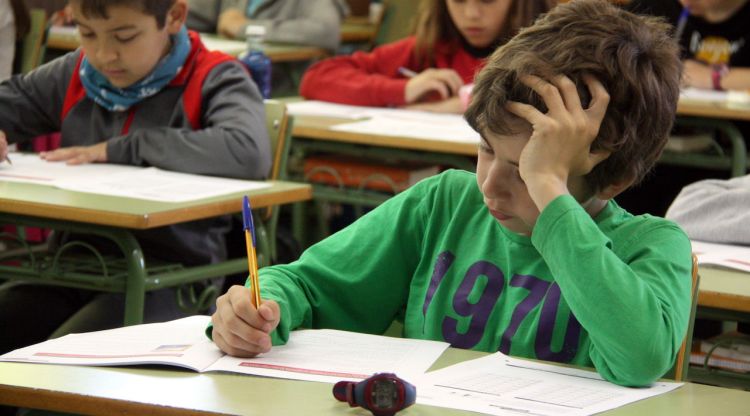 Un alumne de sisè de primària de l'escola Migdia de Girona fent una prova el maig de 2016. ACN