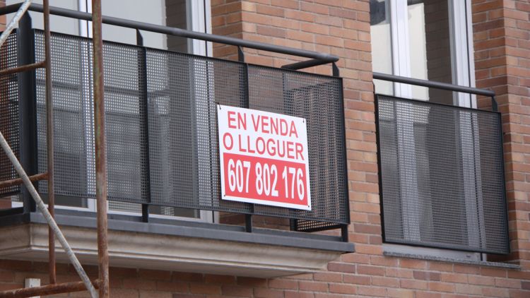 Un cartell de pisos en venda o lloguer a Girona del 2010 © ACN