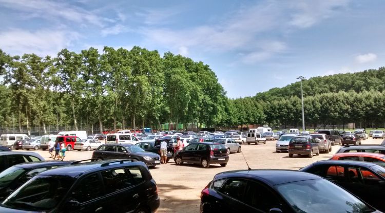 Vehicles estacionats dins el Camp de Mart l'estiu del 2014. Martí Terés