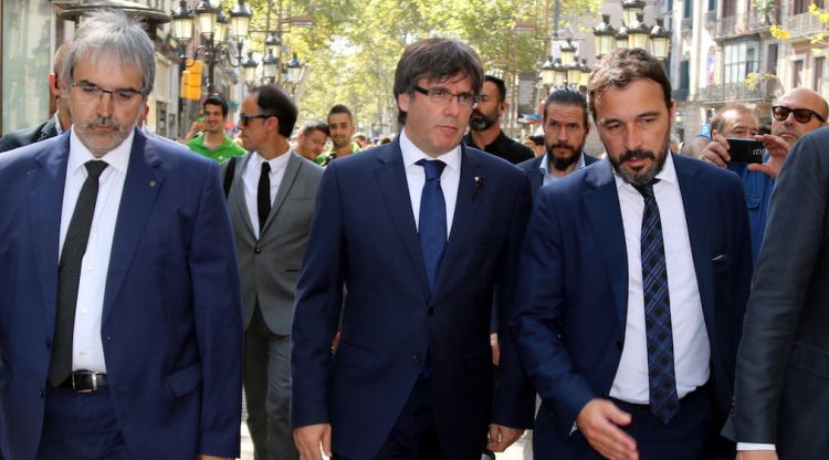 Carles Puigdemont pujant per les Rambles per dirigir-se a la plaça de Catalunya on s'ha fet un minut de silenci. ACN