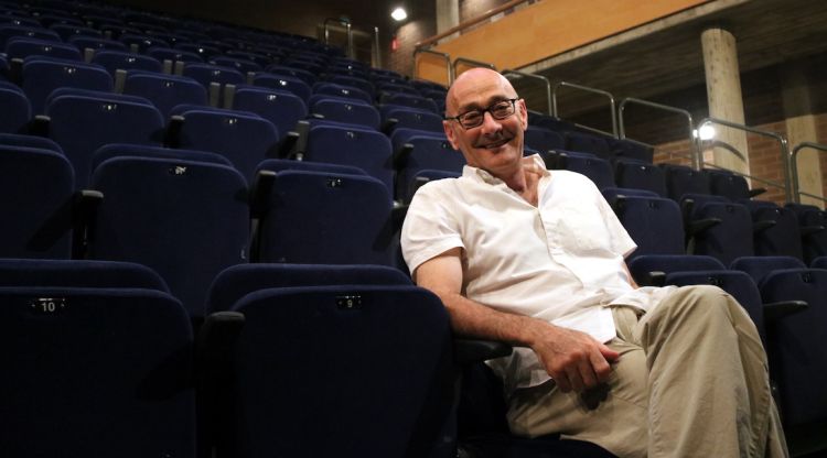 El director del festival Temporada Alta, Salvador Sunyer, al pati de butaques del Teatre de Salt. ACN